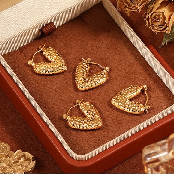 NEW💎18K Gold Plated Heart Hoop Earrings* - Picture 7 of 8